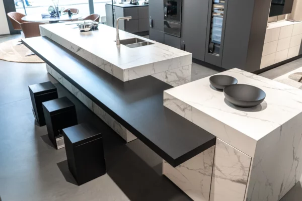 SieMatic Kücheninsel S2 SieMatic Kücheninsel S2, mit schwarzem Tisch