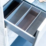 SieMatic Kücheninsel S2, geöffnete Schublade mit Einteilung