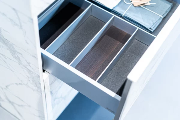 SieMatic Kücheninsel S2 SieMatic Kücheninsel S2, geöffnete Schublade mit Einteilung