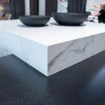 SieMatic Kücheninsel S2, Detailansicht Stein und Holzplatte