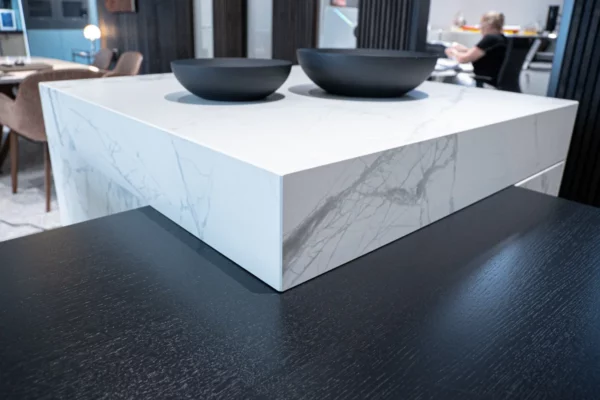 SieMatic Kücheninsel S2 SieMatic Kücheninsel S2, Detailansicht Stein und Holzplatte