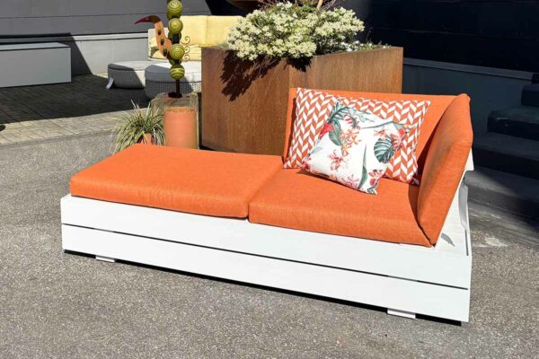 Solpuri Recamiere Boxx, Basis weiß, Kissen orange Solpuri Recamiere Boxx, Basis weiß, Kissen orange