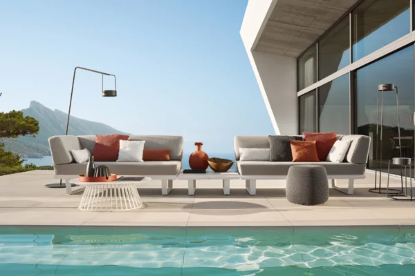 Solpuri Sofa Boom Solpuri Sofa Boom, an einem Pool