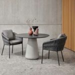 Solpuri Stapelsessel Corda, Sitz- und Rückenkissen anthrazit am Queen Tisch