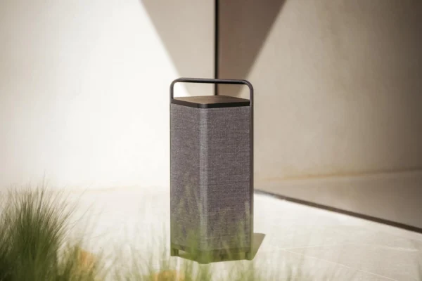 Sonoro Escape Outdoor-Lautsprecher P6, Farbe schwarz, auf der Terrasse