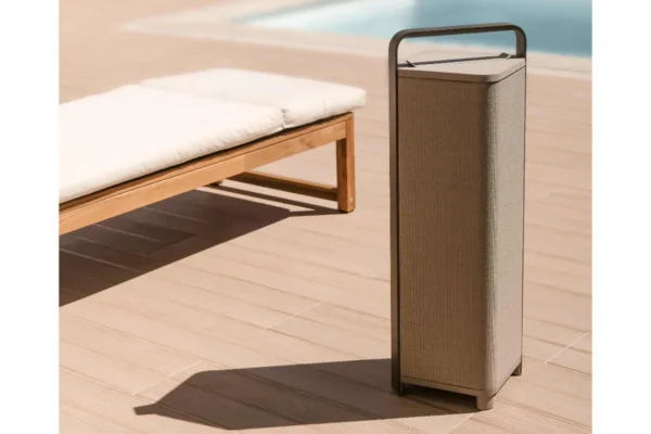 Sonoro Escape Outdoor-Lautsprecher P9, Farbe tan, am Pool Sonoro Escape Outdoor-Lautsprecher P9, Farbe tan, am Pool