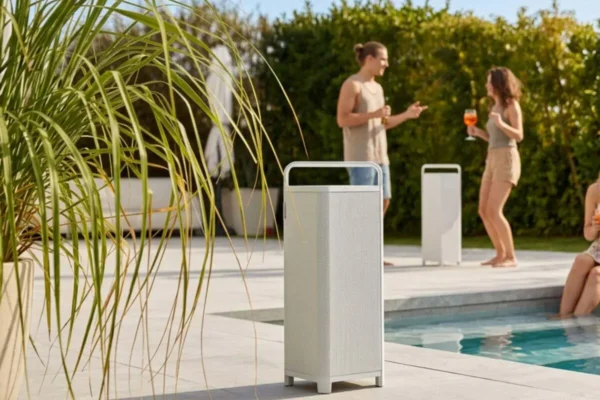 Sonoro Outdoor-Lautsprecher Vibes L, Farbe Weiß, am Pool Sonoro Outdoor-Lautsprecher Vibes L, Farbe Weiß, am Pool