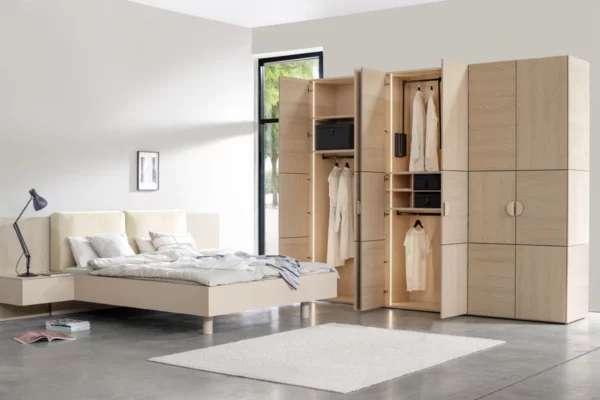 Sudbrock Miria plus Sudbrock Miria plus, Kleiderschrank mit geöffneten Türen