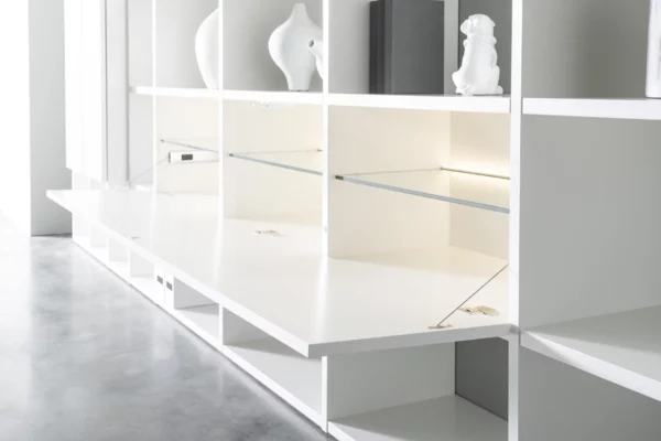 Sudbrock Regalwand Fokus (Vorschlag 38) Sudbrock Regalwand Fokus (Vorschlag 38), geöffnete Klappe