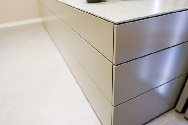 Sudbrock Wohnwad Cubo mit Paneel, Detailansicht Lowboard Seite Sudbrock Wohnwad Cubo mit Paneel, Detailansicht Lowboard Seite