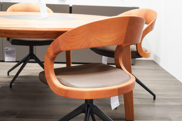 Team 7 Essgruppe Miro/Girado, Holz Kirschbaum, Stuhl Girado von hinten Team 7 Essgruppe Miro/Girado, Holz Kirschbaum, Stuhl Girado von hinten