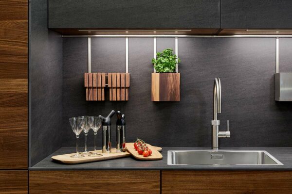 Team 7 Küche linee/Filigno Team 7 Küche linee/Filigno, dunkle Arbeitsplatte und Rückwand