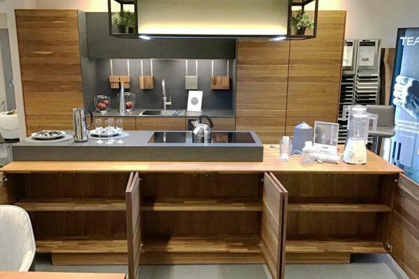 Team 7 Küche linee/Filigno Team 7 Küche linee/Filigno, Ansicht frontal mit geöffneten Türen