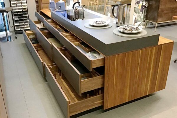 Team 7 Küche linee/Filigno Team 7 Küche linee/Filigno, Insel mit geöffneten Elementen