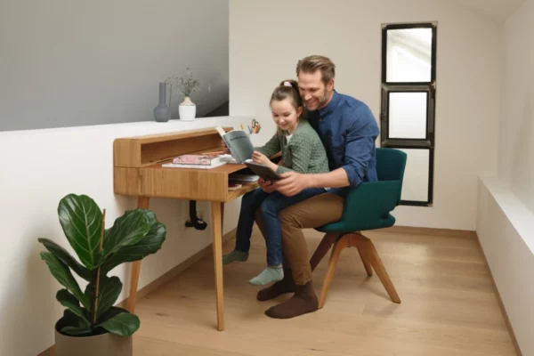 Team 7 Schreibtisch sol Team 7 Schreibtisch sol, mit Personen