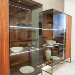 Team 7 Vitrine Filigno, Nussbaum/Rauchglas, Seitenansicht