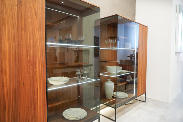 Team 7 Vitrine Filigno, Nussbaum/Rauchglas, Seitenansicht Team 7 Vitrine Filigno, Nussbaum/Rauchglas, Seitenansicht