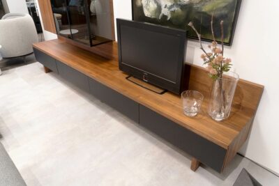 Team 7 Wohnwand Cubus, Nussbaum, Detailansicht Lowboard