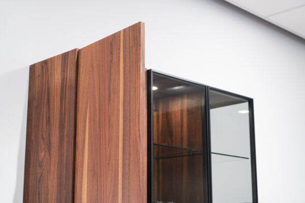 Team 7 Wohnwand Cubus, Nussbaum, Detailansicht Tür Team 7 Wohnwand Cubus, Nussbaum, Detailansicht Tür