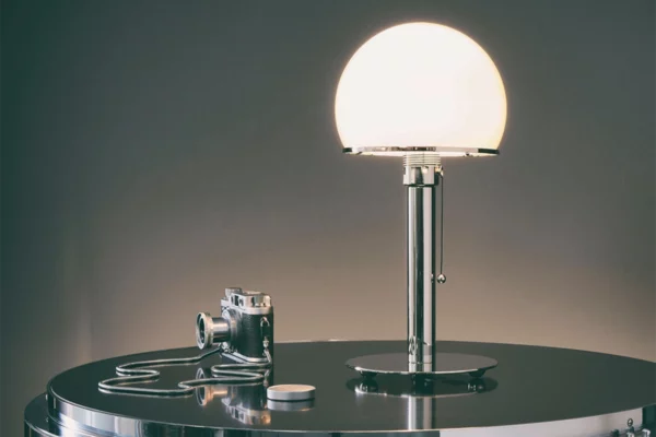 Tecnolumen Wagenfeldleuchte WA 24 Tecnolumen Wagenfeldleuchte WA 24, Leuchte auf Metallablage