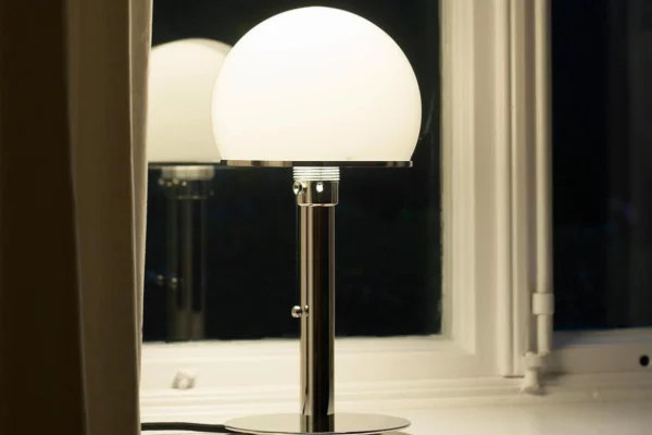 Tecnolumen Wagenfeldleuchte WA 24 Tecnolumen Wagenfeldleuchte WA 24, Leuchte auf Fensterbank, Detailansicht Metall