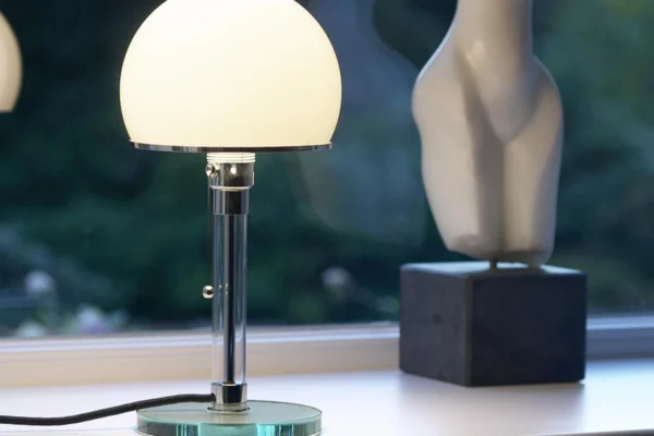 Tecnolumen Wagenfeldleuchte WG 24 Tecnolumen Wagenfeldleuchte WG 24, Leuchte auf Fensterbank