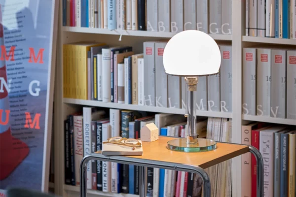 Tecnolumen Wagenfeldleuchte WG 24 Tecnolumen Wagenfeldleuchte WG 24, Leuchte auf Beistelltisch