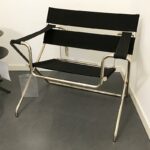 Tecta Faltsessel D4, schwarze Gurte, seitliche Ansicht