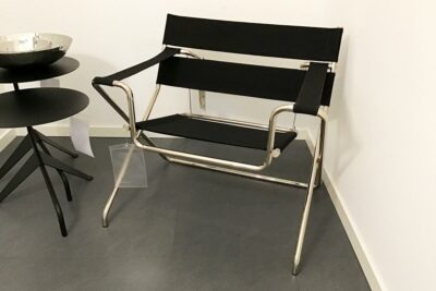 Tecta Faltsessel D4, schwarze Gurte, seitliche Ansicht