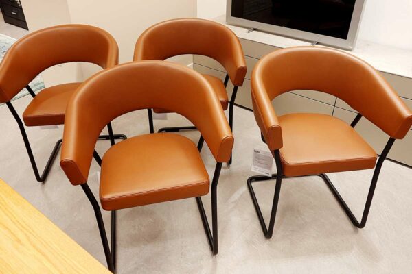 Tecta Stuhlgruppe D9, vier Stühle nebeneinander, Leder Tecta Stuhlgruppe D9, vier Stühle nebeneinander, Leder