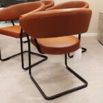 Tecta Stuhlgruppe D9, vier Stühle nebeneinander, Rückenansicht