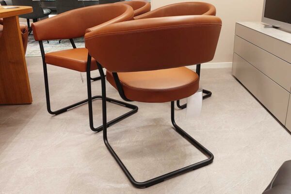 Tecta Stuhlgruppe D9, vier Stühle nebeneinander, Rückenansicht Tecta Stuhlgruppe D9, vier Stühle nebeneinander, Rückenansicht