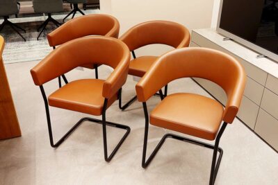 Tecta Stuhlgruppe D9, vier Stühle nebeneinander
