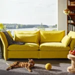 vitra Sofa Mariposa, gelber Bezug, mit einer Katze vor dem Sofa