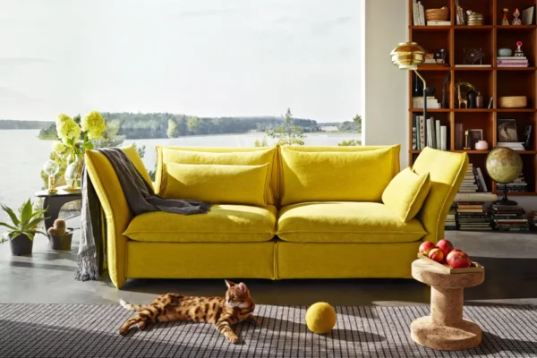 vitra Sofa Mariposa, gelber Bezug, mit einer Katze vor dem Sofa