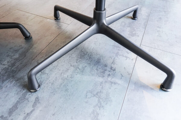 vitra Sessel und Hocker Soft Pad Chair, Detailansicht Gestell schwarz vitra Sessel und Hocker Soft Pad Chair, Detailansicht Gestell schwarz