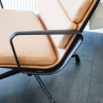 vitra Sessel und Hocker Soft Pad Chair, Detailansicht Armlehne schwarz