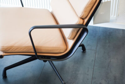 vitra Sessel und Hocker Soft Pad Chair, Detailansicht Armlehne schwarz