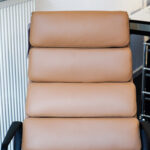 vitra Sessel und Hocker Soft Pad Chair, Detailansicht Rückenlehne Leder Premium Ocker