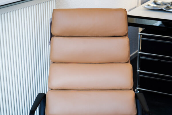 vitra Sessel und Hocker Soft Pad Chair, Detailansicht Rückenlehne Leder Premium Ocker vitra Sessel und Hocker Soft Pad Chair, Detailansicht Rückenlehne Leder Premium Ocker