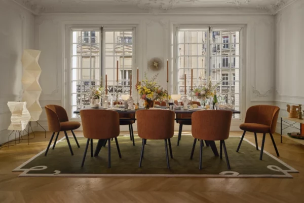 vitra Stuhl Mikado vitra Stuhl Mikado, acht Stühle an einem Tisch auf grünem Teppich