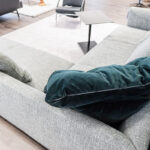 Walter Knoll Sofa Muud, Stoffbezug, Ansicht grüne Kissen