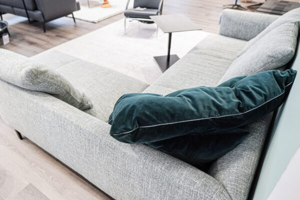 Walter Knoll Sofa Muud, Stoffbezug, Ansicht grüne Kissen Walter Knoll Sofa Muud, Stoffbezug, Ansicht grüne Kissen