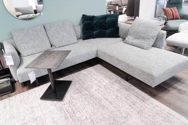 Walter Knoll Sofa Muud, Stoffbezug, Ansicht von vorne Walter Knoll Sofa Muud, Stoffbezug, Ansicht von vorne