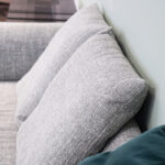 Walter Knoll Sofa Muud, Stoffbezug, Detailansicht Rückenkissen