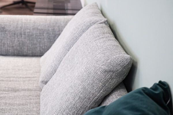 Walter Knoll Sofa Muud, Stoffbezug, Detailansicht Rückenkissen Walter Knoll Sofa Muud, Stoffbezug, Detailansicht Rückenkissen