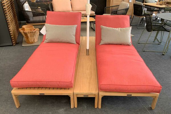 Weishäupl Liegenkombination New Hampton Weishäupl Liegenkombination New Hampton, Teak mit farbigen Auflagen und beigen Dekokissen