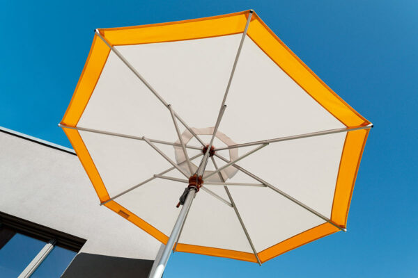 Weishäupl Aluschirm Weishäupl Aluschirm, weiß mit gelbem Rand, fotografiert von unten