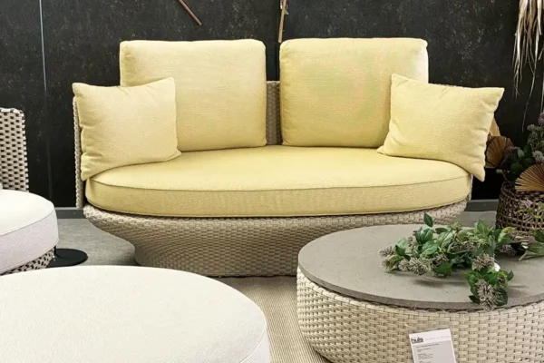 Wittmann Paradise Bird Outdoor Wittmann Paradise Bird Outdoor, Sofa mit gelben Auflagen und Kissen