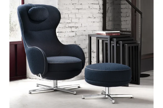 Wittmann Sessel Tuya mit Hocker, blauer Stoff